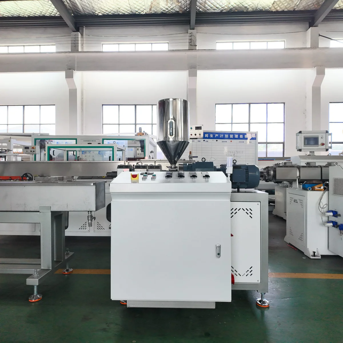 Multilayer pipe extrusion line with a co-extruder feeding the die head