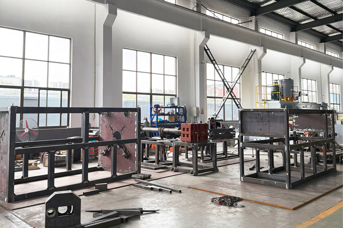Main frame welding and machining for an extruder base