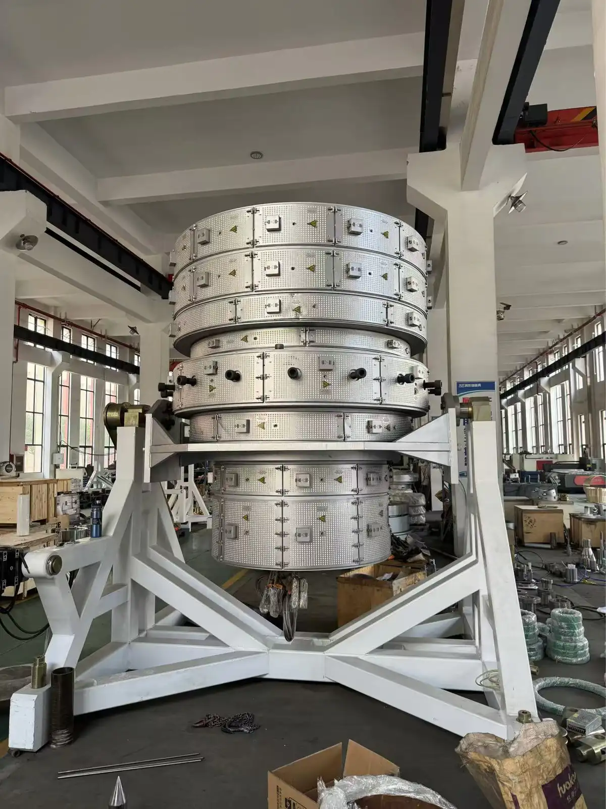 Large diameter HDPE pipe die head on a high output pipe extrusion line