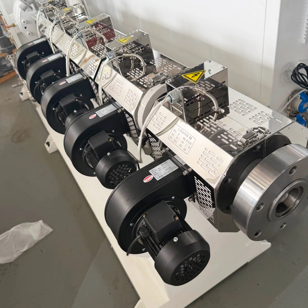 Barrel heating zones and temperature control on an extruder