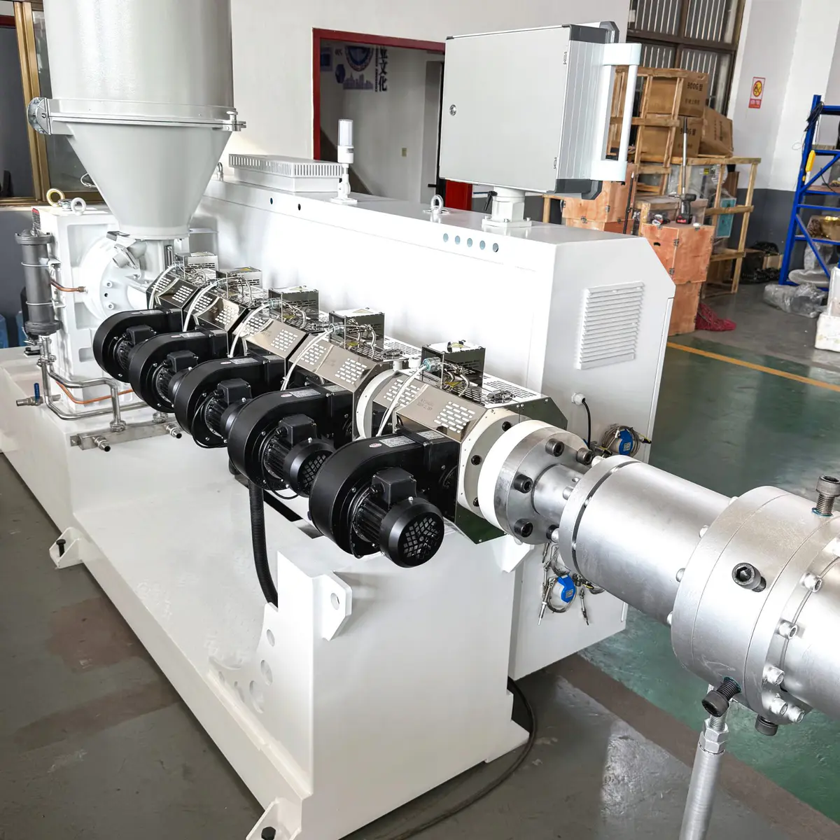 Extruder screw geometry designed for a specific pipe formulation