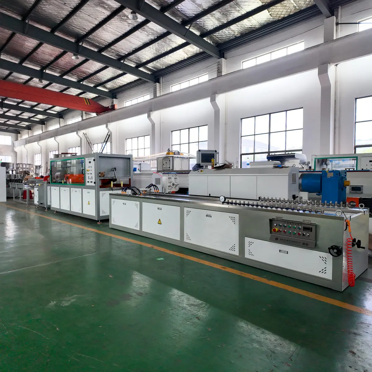 Vacuum tank, haul off and cutter section of a pipe extrusion line