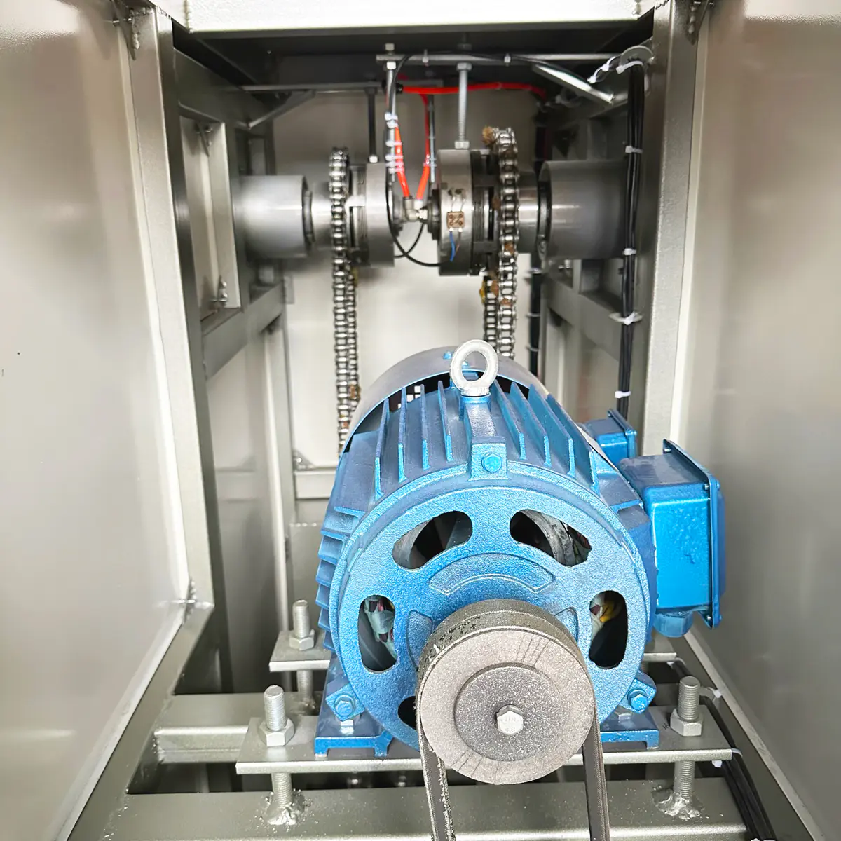 Fitting the traverse guide and drive on a pipe winding machine