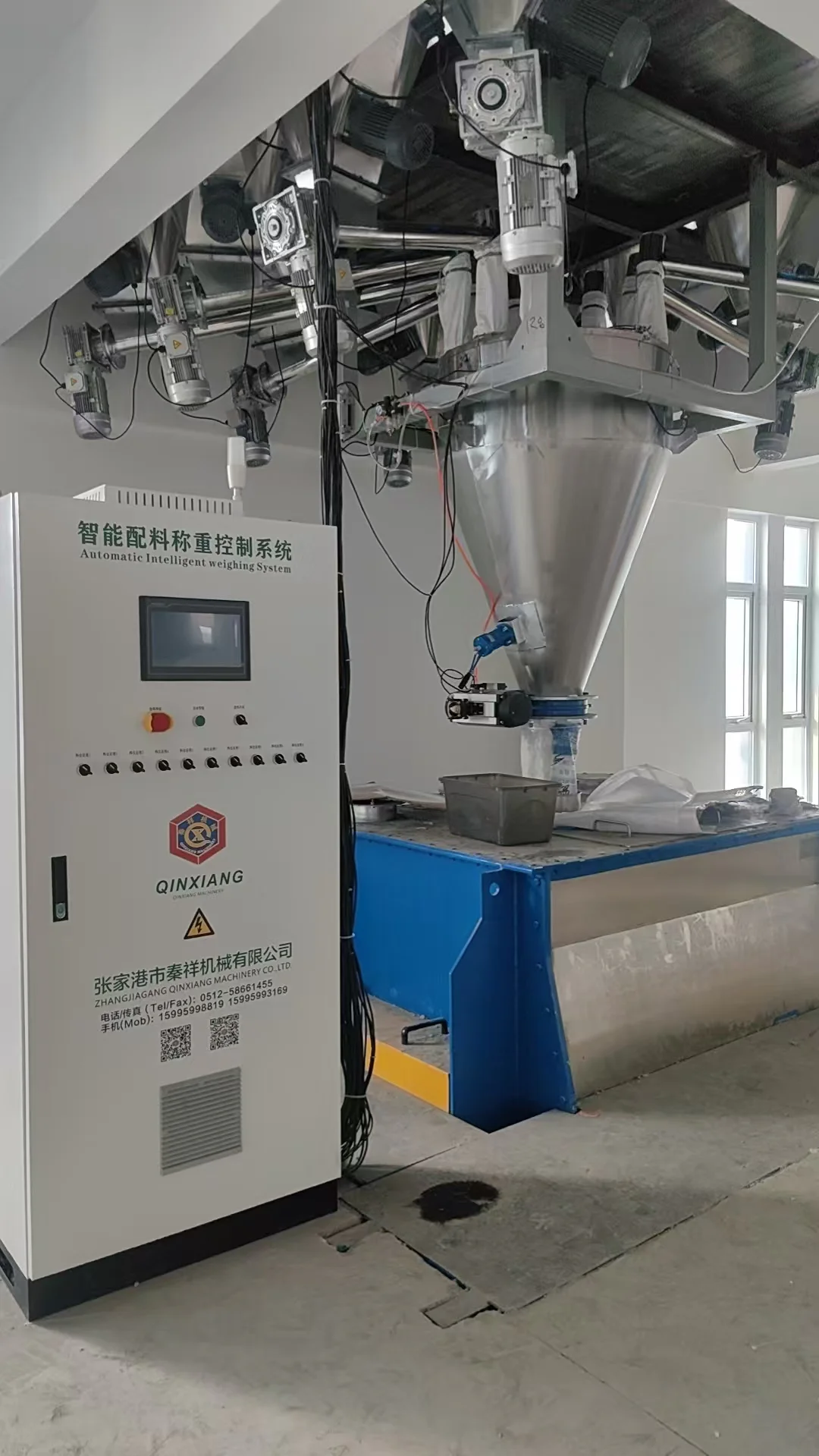 Gravimetric dosing and feeding system installed on a plastic pipe extrusion line