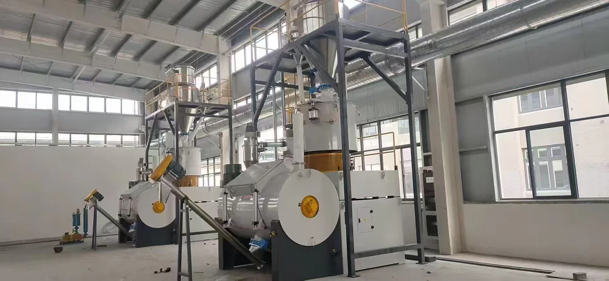 Horizontal cooling mixer for high throughput PVC dry blend cooling