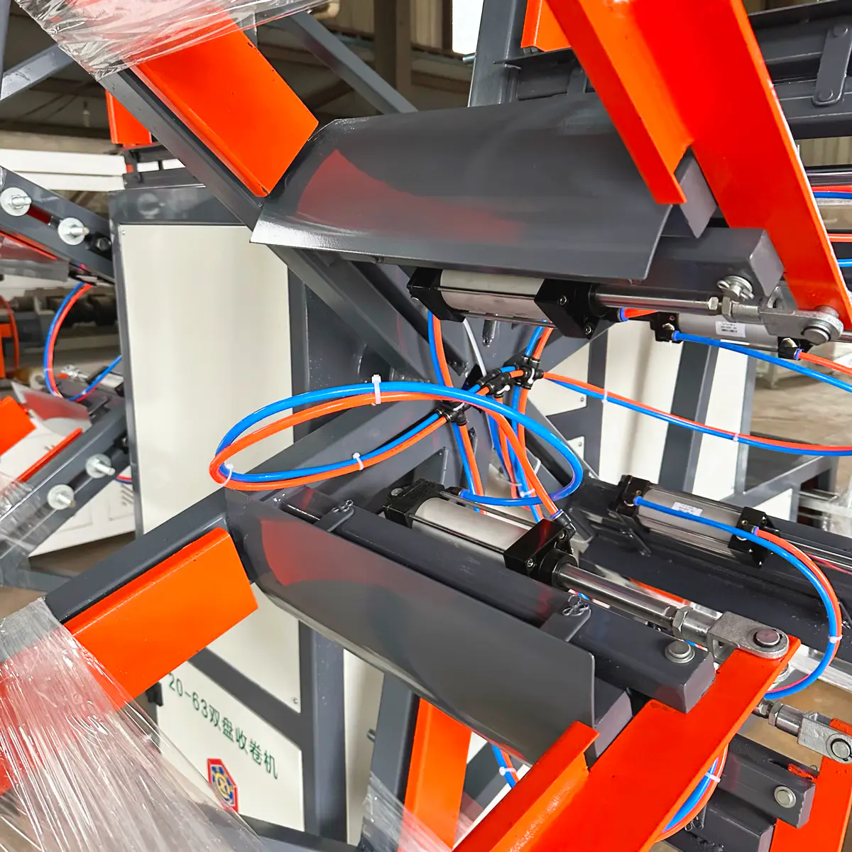 Assembling the automatic cutting unit of a pipe coiler