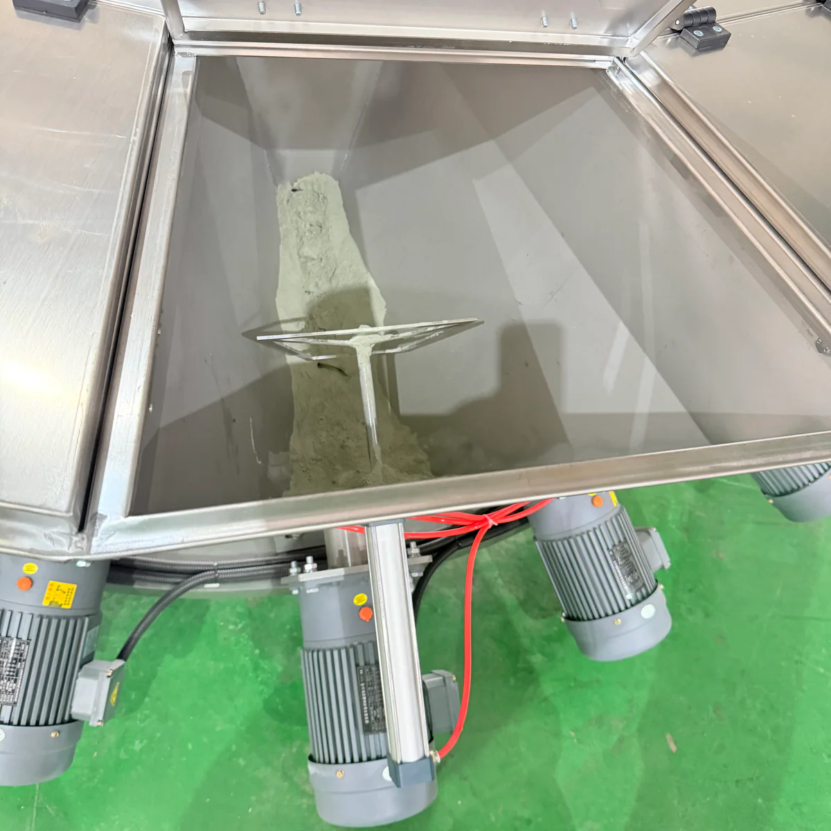 Narrow flow channel through the centre of a hopper with material stationary at the walls