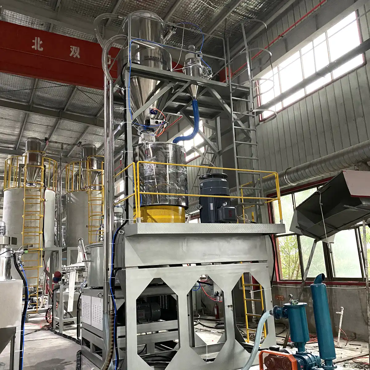 Four component gravimetric blender mounted above the extruder feed throat
