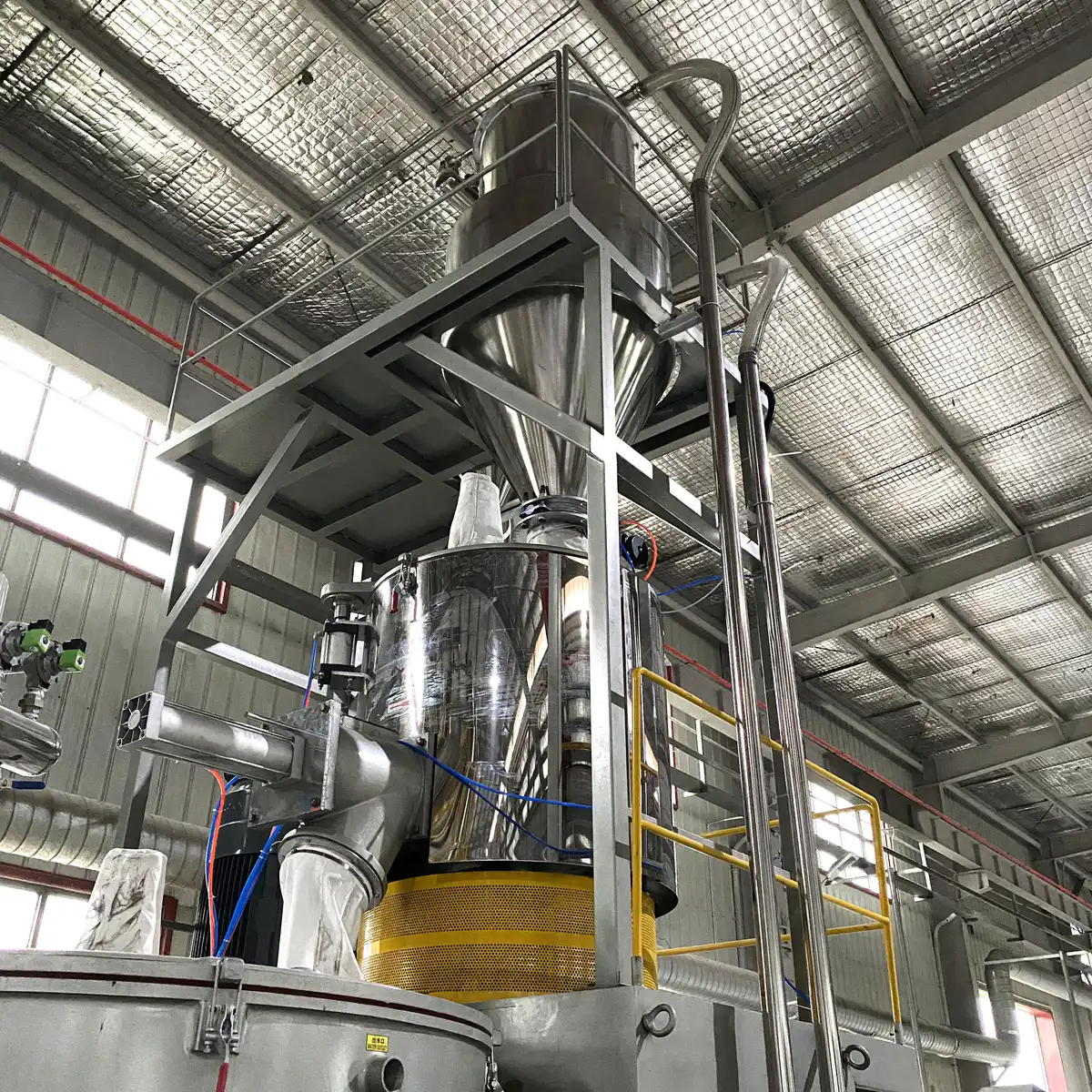 Vacuum loader and conveying line assembled on the support frame